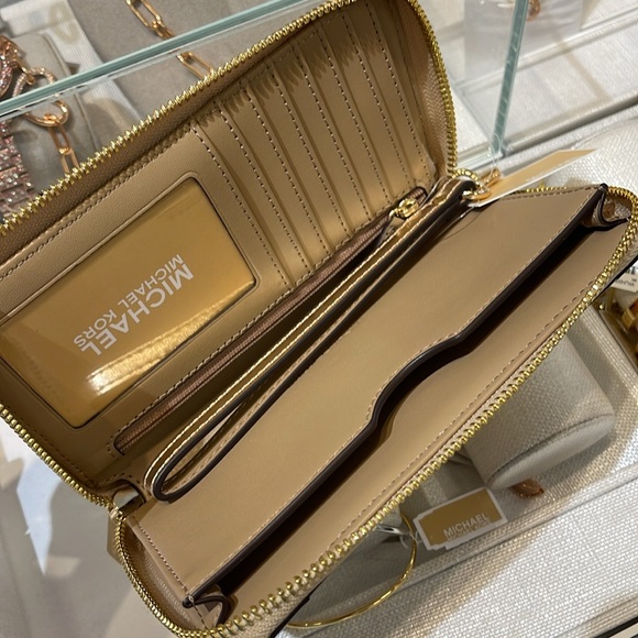 Michael Kors Large Metallic Smartphone Wristlet Wallet 
Pale Gold 
NWT - Picture 10 of 16